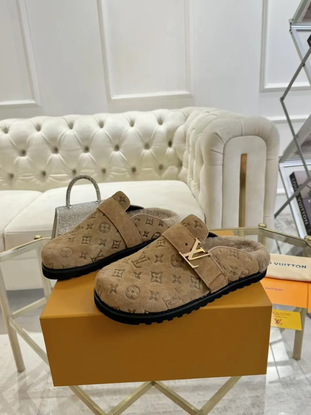 p600✨ LV Couple’s Wool Slippers｜Full of high-end feel, the soles of your feet are luxurious✨ We have achieved the ultimate restoration of the "higher version" of this pair of LV classic toe-toe slippers! 👫💫 🌟 The core advantages are clear at a glance: ✔️ Original jacquard + cowhide fabric, delicate texture, high-end at first glance; ✔️ 280% pure wool lining, wearing barefoot is like stepping on clouds ☁️, soft and skin-friendly and not sweaty; ✔️ Non-slip rubber bottom + three-dimensional toe design, super stable for walking, fashionable and practical!  👀 Must-have attention to detail: Belt buckle + classic LV presbyopic elements, revealing the aura of a big-name brand in a low-key manner ~ Whether it is a couple dating or a trip with besties, both of them are the focus when they go out👟💖 ✨ Easily match the wardrobe: jeans + sweaters, lazy and casual style ✔️ Coat + skirt, refined and elegant ✔️ One pair of shoes can handle a variety of styles, and the sense of luxury is never artificial ~ #LV slippers #couple outfit #High-End Customization #Quality Shoes Recommendation Fabric: Yangjing/classic jacquard fabric Lining: Imported wool lining Sole: Original rubber sole Size: Female 35-41 Male 38-46